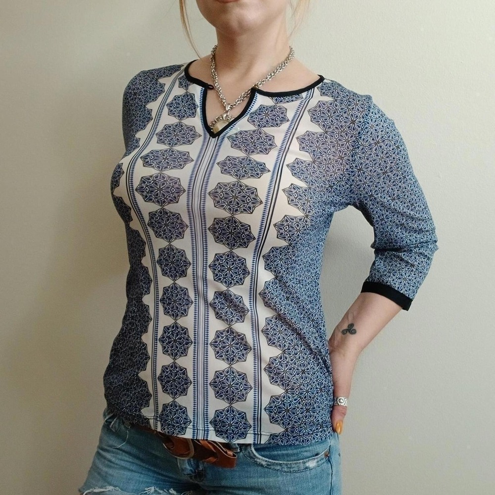Vintage Y2K Blue White Patterned Mesh Notched Top S‎